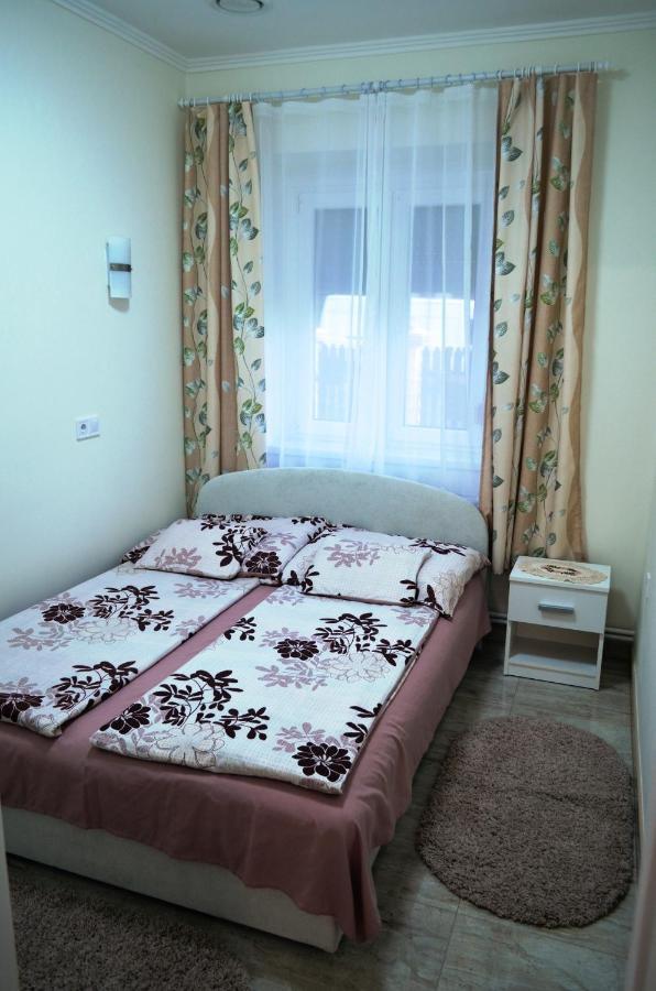 Hajdúszoboszló Henrietta - Violetta Apartman מראה חיצוני תמונה