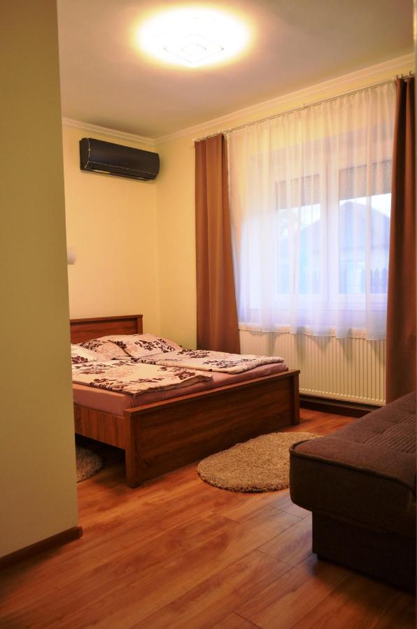 Hajdúszoboszló Henrietta - Violetta Apartman מראה חיצוני תמונה