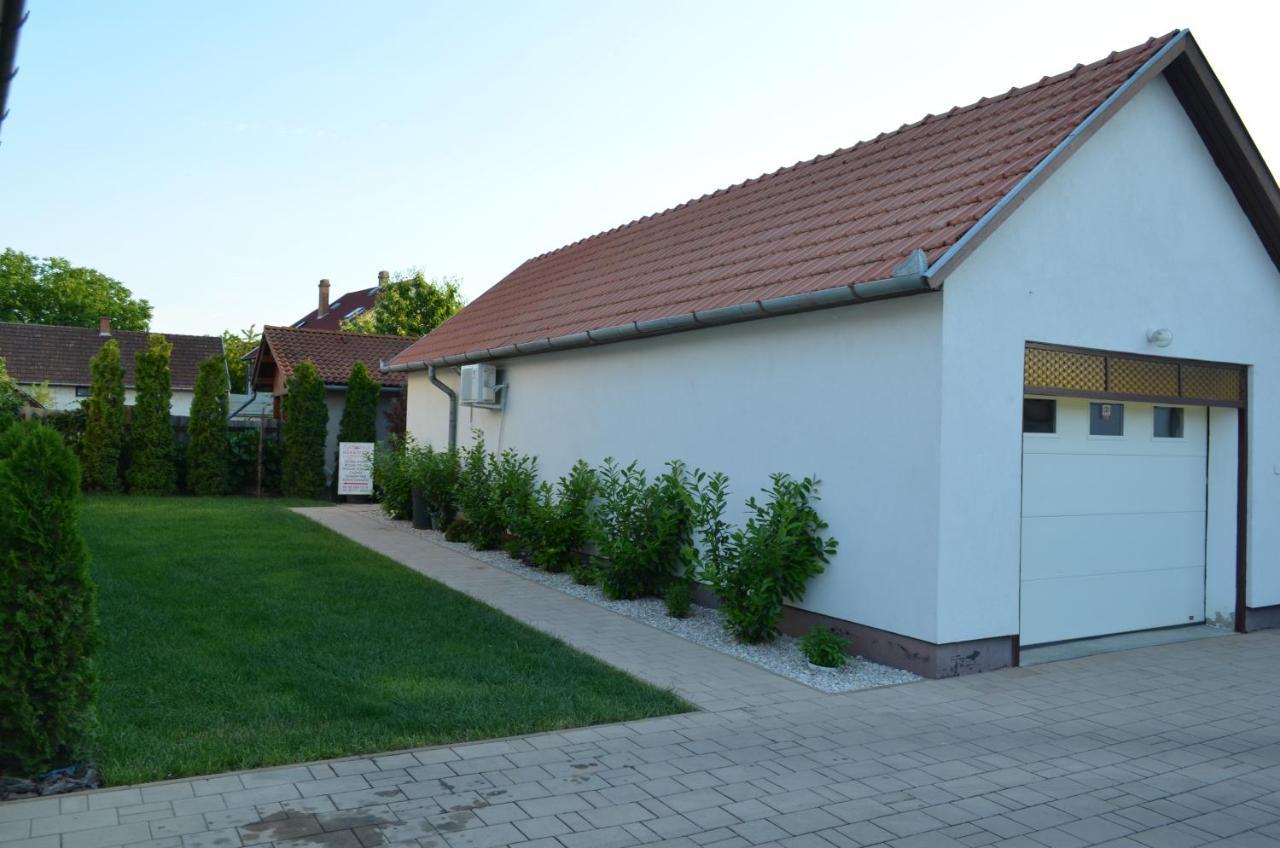 Hajdúszoboszló Henrietta - Violetta Apartman מראה חיצוני תמונה