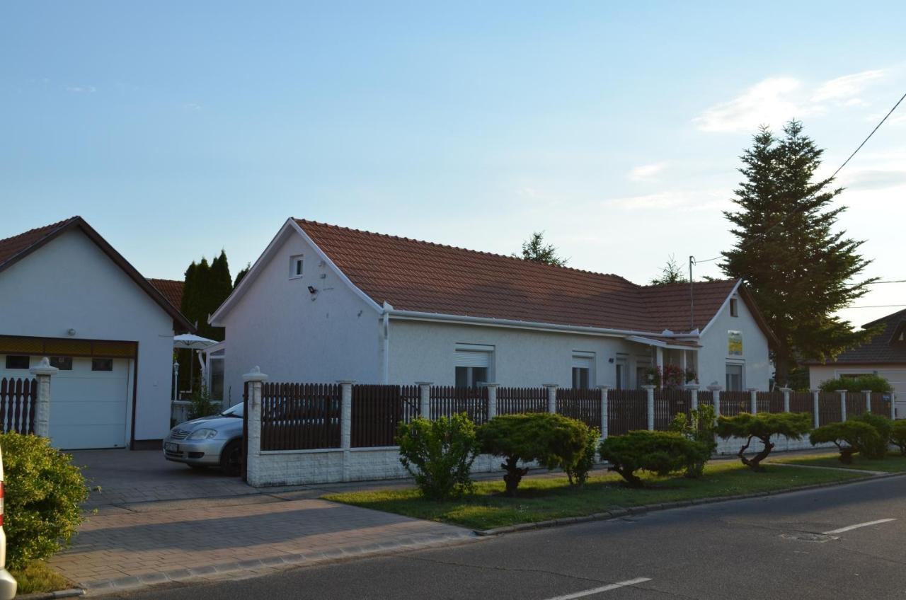Hajdúszoboszló Henrietta - Violetta Apartman מראה חיצוני תמונה