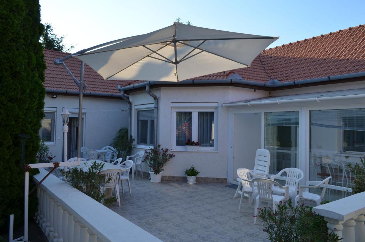 Hajdúszoboszló Henrietta - Violetta Apartman מראה חיצוני תמונה