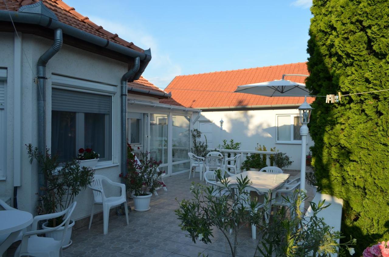 Hajdúszoboszló Henrietta - Violetta Apartman מראה חיצוני תמונה